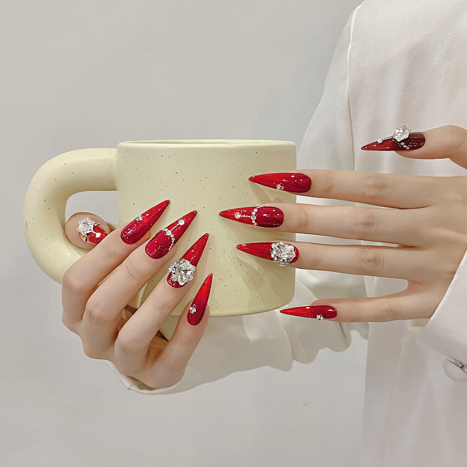 Faux ongles rouges faits à la  - Resin Art Flower avis et prix